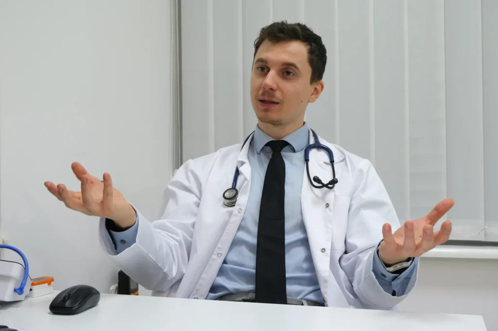 lek. Kamil Lewsza podczas konsultacji z pacjentką przed zabiegiem medycyny estetycznej